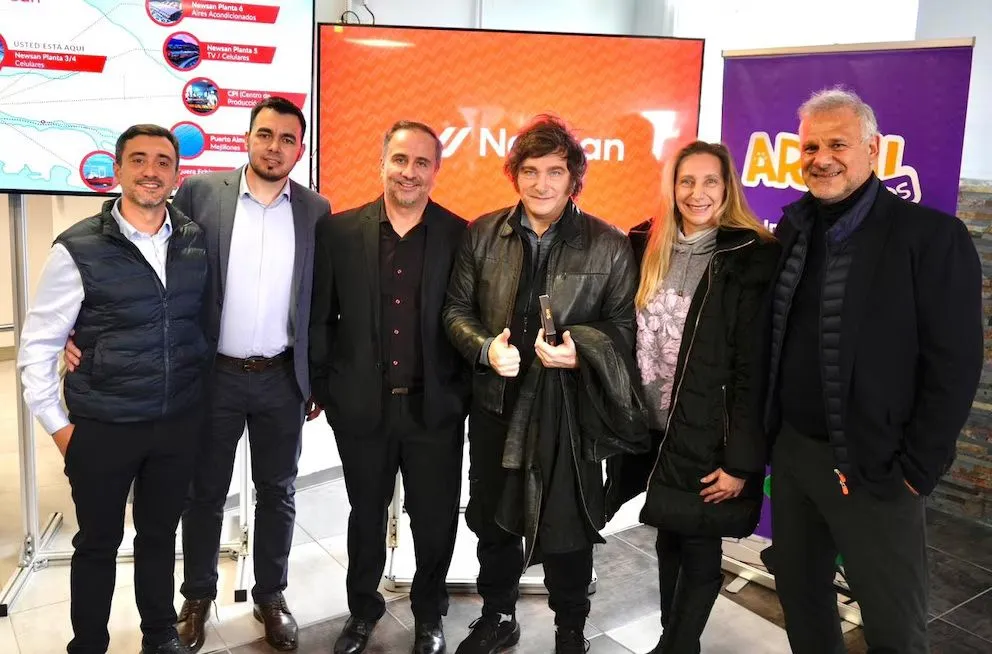Javier y Karina Milei junto Luis Galli (presidente de Newsan), Agustín Coto (diputado provincial) y René Ceballos (director industrial de Newsan).