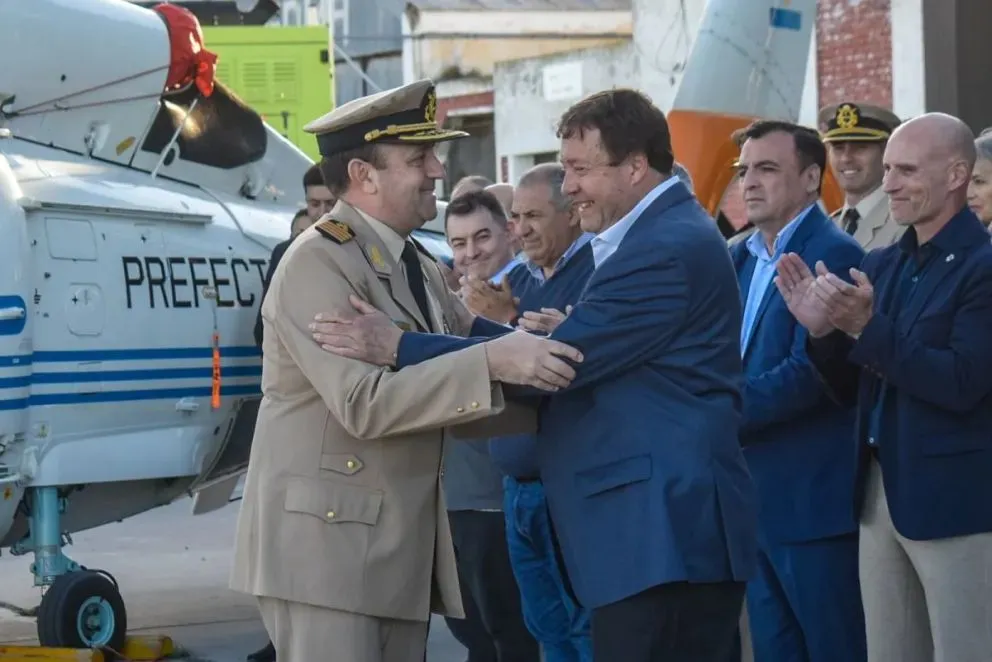 Weretilneck saluda a Apablaza, director de la Región Sur. Fotos: Vanesa Schwemmler para NoticiasNet.