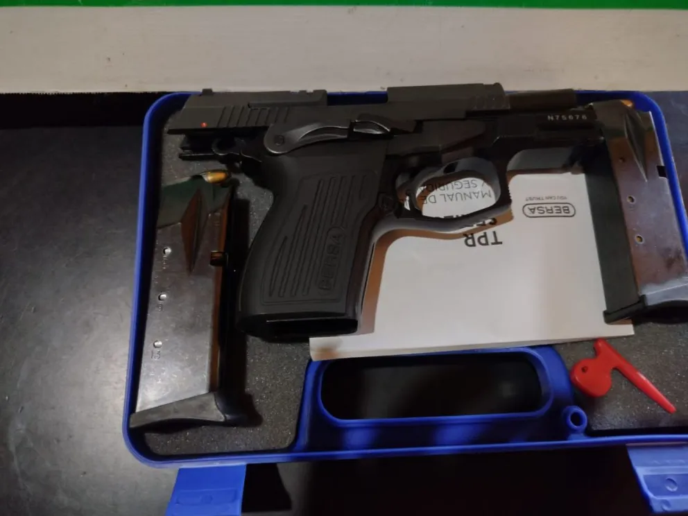 La pistola, los dos cargadores y la caja de municiones fueron incorporadas a la causa judicial. Foto: Policía Río Negro.