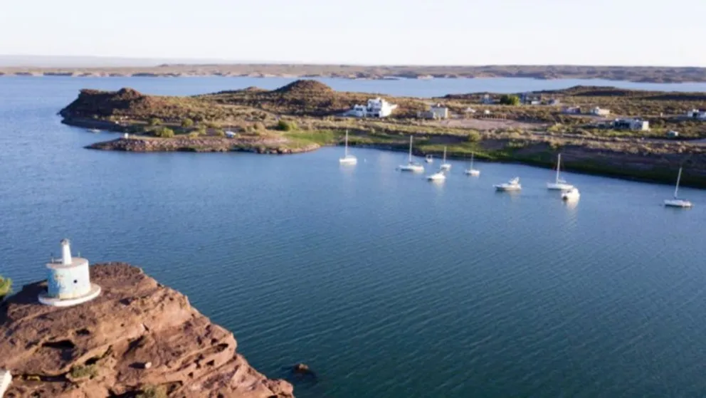 Las cianobacterias se multiplican en cursos de agua de baja correntada y con el calor. Se caracterizan por formar una mancha verde azulada en proximidades de la costa. Foto: archivo.