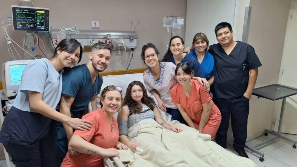 Sofía, junto a familiares y personal médico. Lo peor pasó y sobrevivió. Ahora viene la etapa de la recuperación, que puede demandar hasta un año de tratamientos específicos. Foto: gentileza.