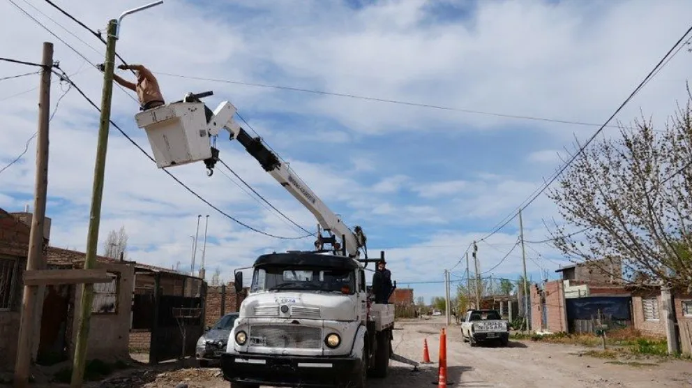 La nueva red eléctrica se ejecuta en el barrio 10 de enero. Foto: Prensa Municipalidad de Cipolletti.