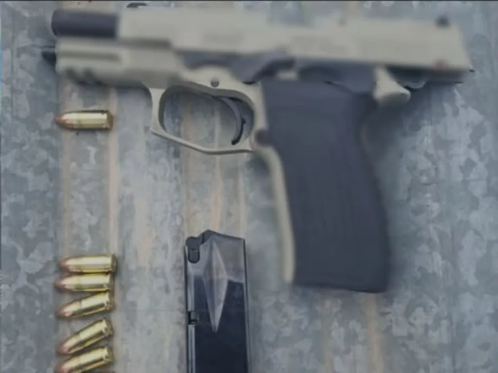 La pistola, calibre 9mm, fue utilizada para amenazar a los vecinos. Foto: Policía de Neuquén.