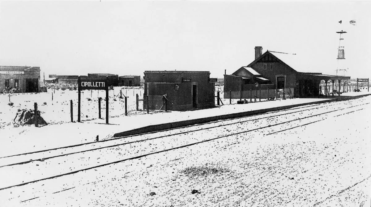 La estaci&oacute;n de trenes fue construida a finales del siglo XIX a instancias de la compa&ntilde;&iacute;a de capitales brit&aacute;nicos Ferrocarril Sud 