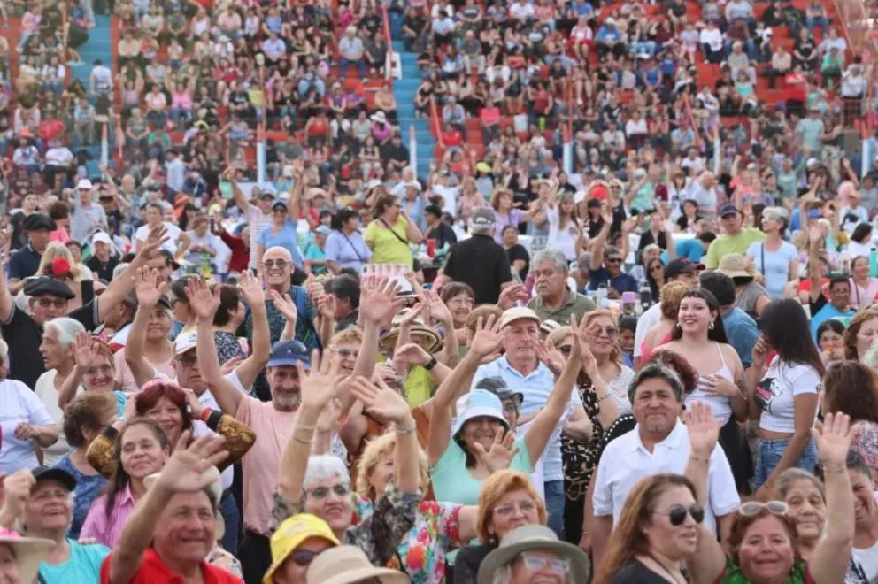 Más de 4.000 personas colmaron el Estadio Luis Maiolino en la celebración por el Día Internacional de los Adultos Mayores. Foto (Tania Domenicucci-ANR)