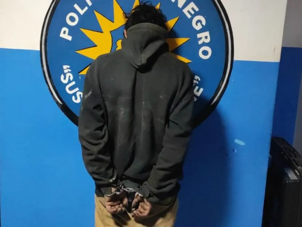 El sujeto fue sorprendido cuando ingresó a robar en una vivienda del asentamiento 2 de febrero. Foto: Policía Río Negro.