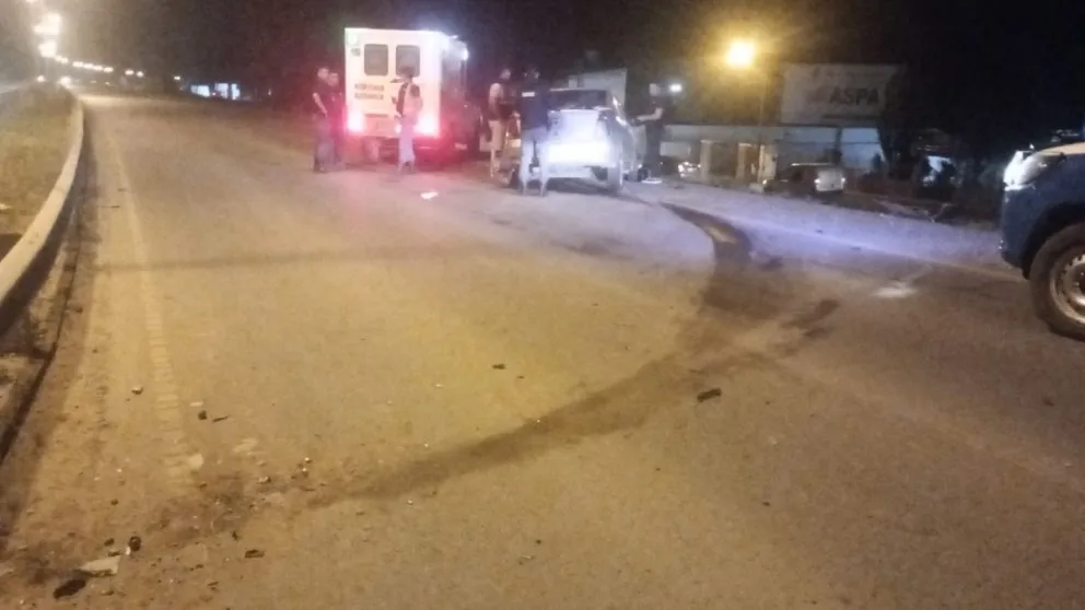 El conductor del Logan sufrió heridas de consideración y fue trasladado al hospital Castro Rendón. Foto: gentileza.