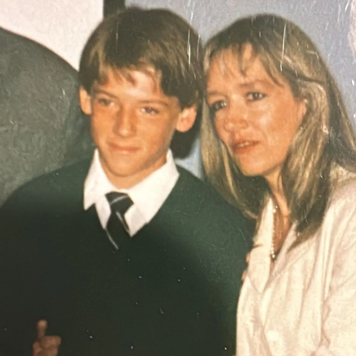 Rodrigo Buteler de ni&ntilde;o junto a su madre