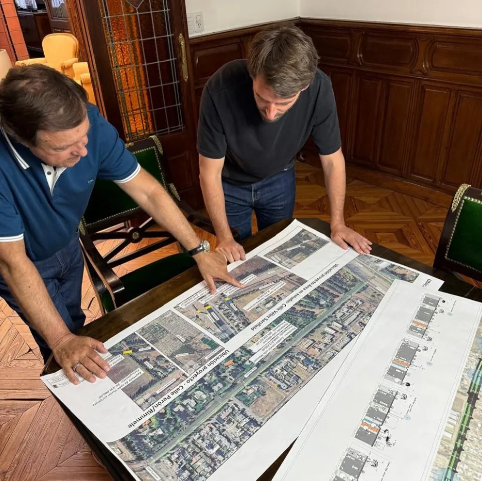 Rodrigo Buteler con el gobernador Alberto Weretilneck en la planificaci&oacute;n de obras para la ciudad.