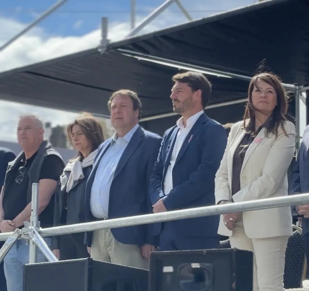 El Gobernador Weretilneck con el intendente Buteler, junto a la presidenta del Concejo Karina Álvarez y secretaria de Ambiente y Energía, Andrea Confini. (Imagen Cipo360)