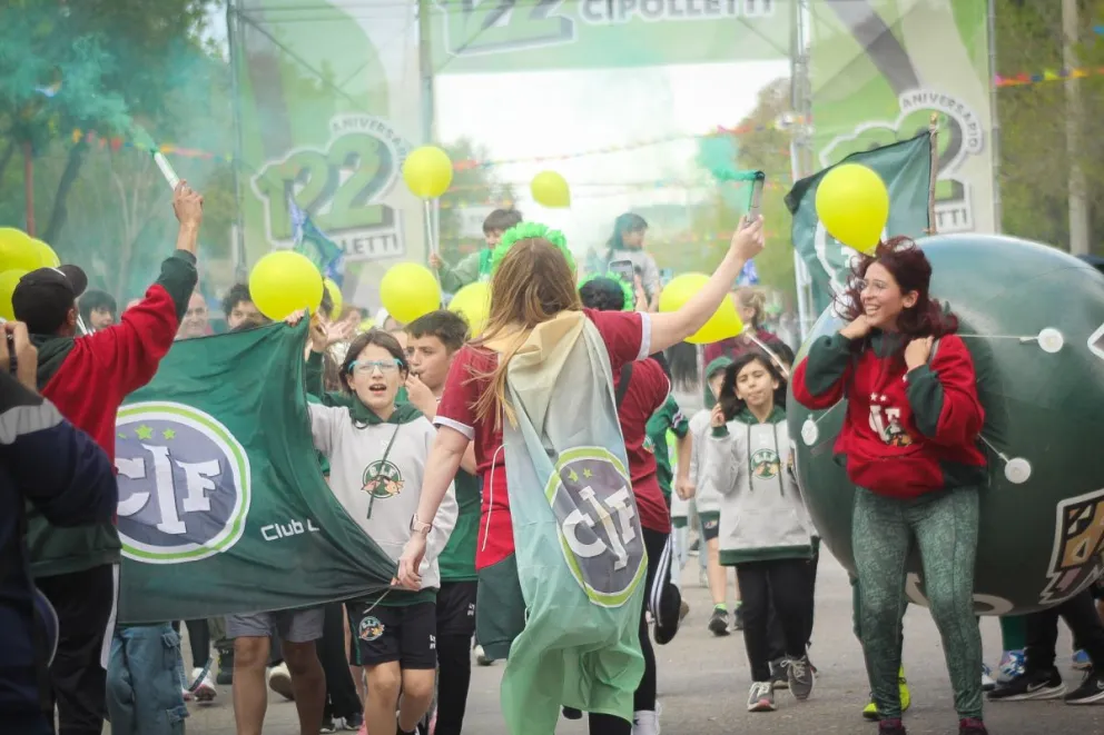El desfile contó con más de 170 organizaciones e instituciones locales. (Foto Cipo360)