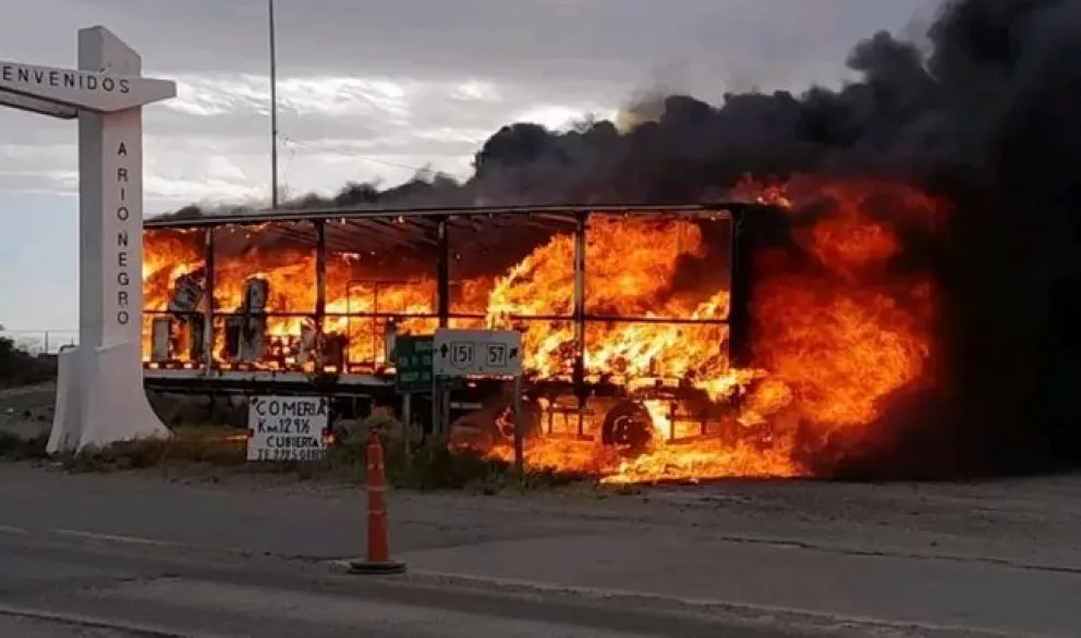 El camión había ingresado a territorio rionegrino cuando empezaron las llamas. El acoplado terminó completamente destruido. Foto: gentileza patrullaslapampa3.
