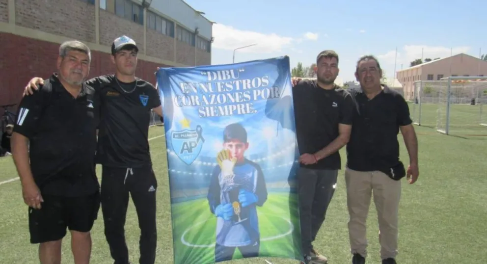 El cuerpo técnico de Pillmatún con el recuerdo del Dibu presente en la cancha. (Imagen gentileza)
