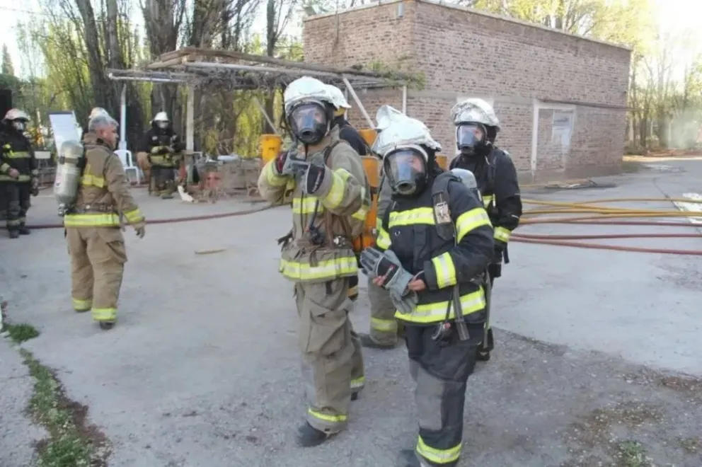 Los bomberos tuvieron que rescatar al joven que había quedado atrapado en el interior de la vivienda. Foto: archivo.