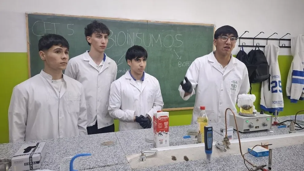 Alumnos del CET 5 representarán a Cinco Saltos en un certamen nacional con un proyecto de biocombustibles y bioinsumos. | Foto Daniela Luján para Cipo360