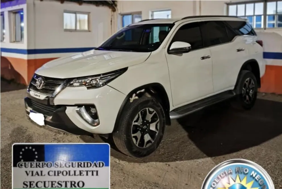 La camioneta, una Toyota Hilux SW4, circulaba con una patente falsa y la documentación adulterada. Foto: Policía Río Negro.