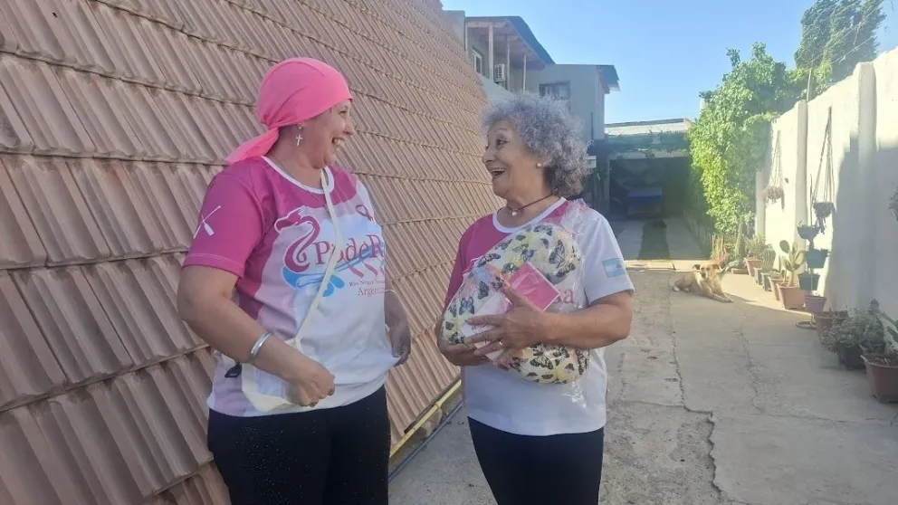 Alejandra Ule y Dorita Mendez son integrantes de PodeRosa de Fernandez Oro, luchadoras de la vida y comprometidas en la prevención del cáncer de mama. | Foto Daniela Luján para Cipo360