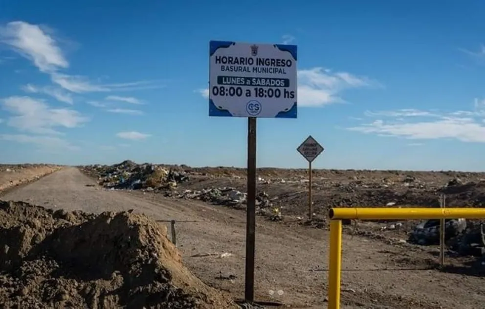 La casilla del control de ingreso al basural quedó completamente destruida por las llamas. Foto: archivo.