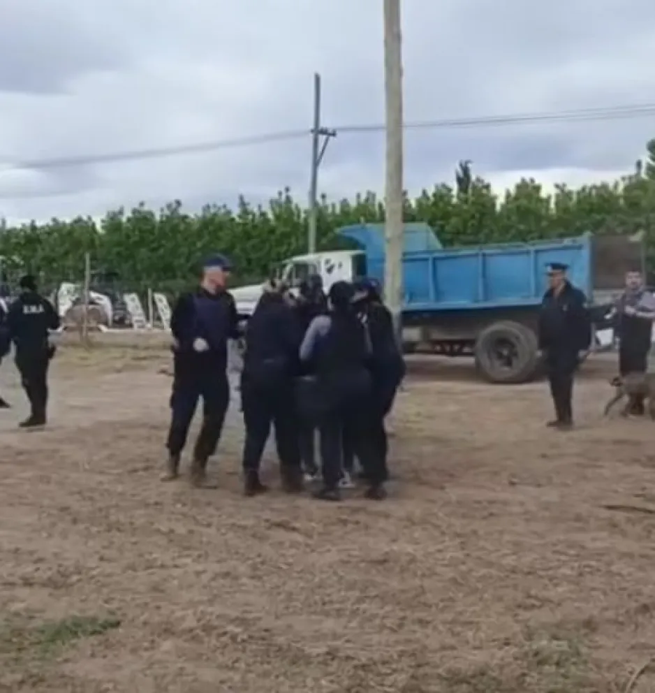 Hubo discusiones e inconvenientes durante el operativo por resistencia a la autoridad y reclamos contra la Municipalidad. (Foto gentileza)