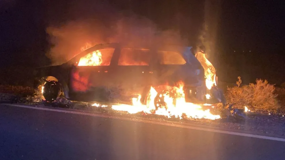 El vehículo tuvo un desperfecto y se incendió por completo mientras viajaba hacia Loma de la Lata. Foto: gentileza Centenario Digital.