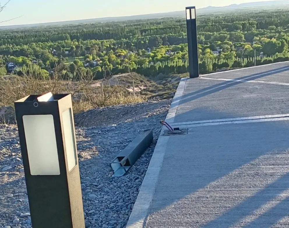 En total se habían instalado 21 columnas para guiar el camino. (Foto gentileza Tu Noticia)