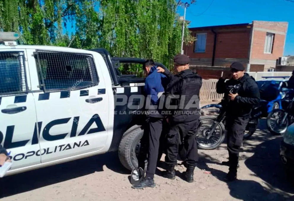 Los dos jóvenes mayores de edad quedaron a disposición de la justicia; el menor fue entregado a sus padres. Foto: Policía Neuquén.