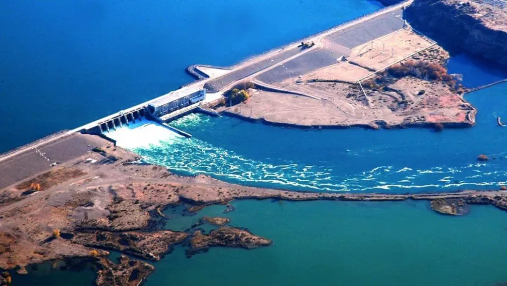 El dique compensador de Arroyito, sobre el río Limay, eroga caudales mínimos aguas abajo. El impacto se siente sobre el río Negro. Foto: archivo.