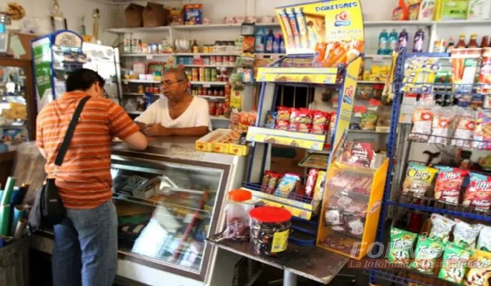 Los almacenes y despensas abren cada vez más horas y de lunes a domingo, buscando un atajo a la crisis. Foto: archivo.