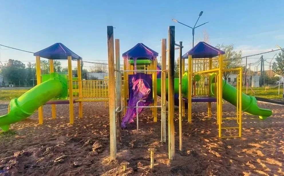 Uno de los juegos quedó destruido por la quema que realizó un menor de 14 años. (Foto gentileza)