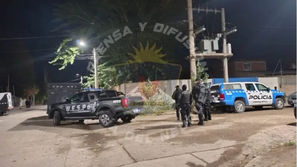Durante la madrugada trágica del 9 de mayo tuvo que intervenir la Brigada Antidisturbios para evitar mayores problemas. Foto: Policía Neuquén.