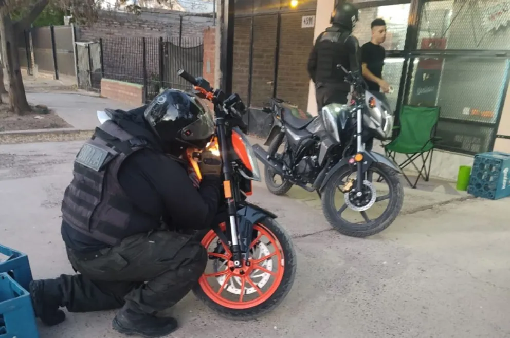 La moto, una KTM Duke, había sido robada en la zona céntrica de Neuquén el 22 de febrero de este año. Foto: Policía Río Negro.