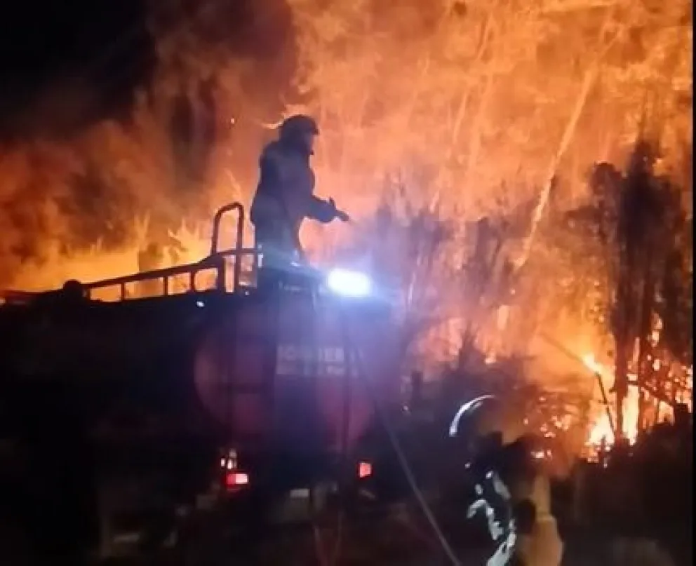 El fuego avanzó en el sector chacras de Las Perlas y generó alarma entre los vecinos. | Foto gentileza
