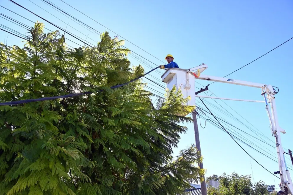 Edersa está montando una línea de media tensión sobre las calles Santa Cruz y Venezuela. Habrá interrupciones en la circulación en determinados momentos. Foto: Edersa.