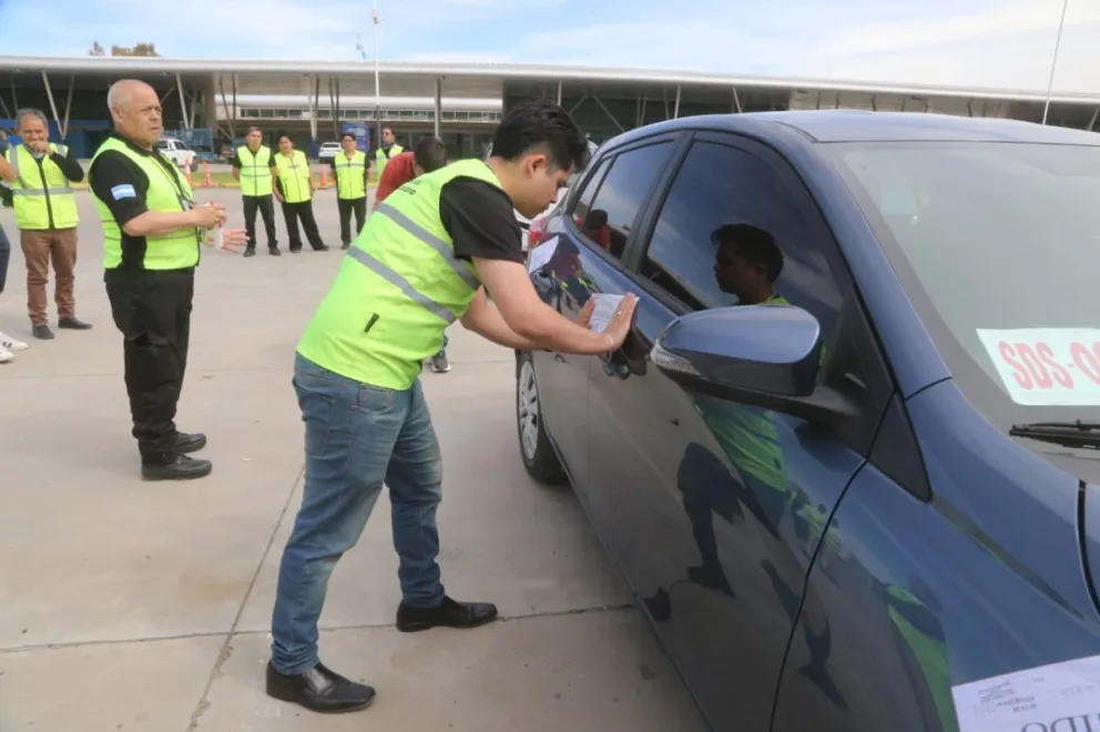La municipalidad secuestró 14 vehículos que trabajaban como transporte de pasajeros sin autorización. Cuál es la condición que exige Neuquén para el funcionamiento de las plataformas.