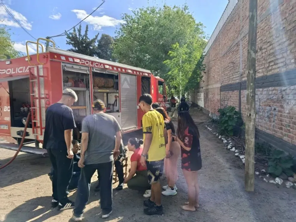 El comisario Molina señaló que el único ocupante de la vivienda sufrió quemaduras visibles y fue atendido por personal del SIEN