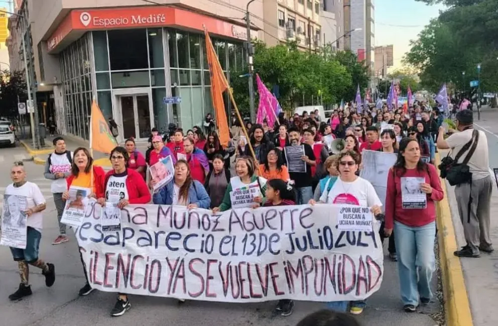 Luciana Muñoz está desaparecida desde hace 15 meses. Azul Semeñuk, desde hace 20 días. Sus familiares y amigos marcharon por las calles de Neuquén para visibilizar las ausencias. Foto: gentileza.