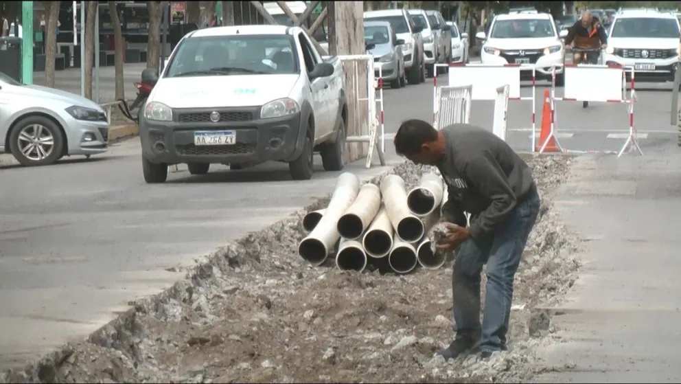 Las obras en calle Roca son de recambio de cañerias cloacales. Foto Daniela Luján 