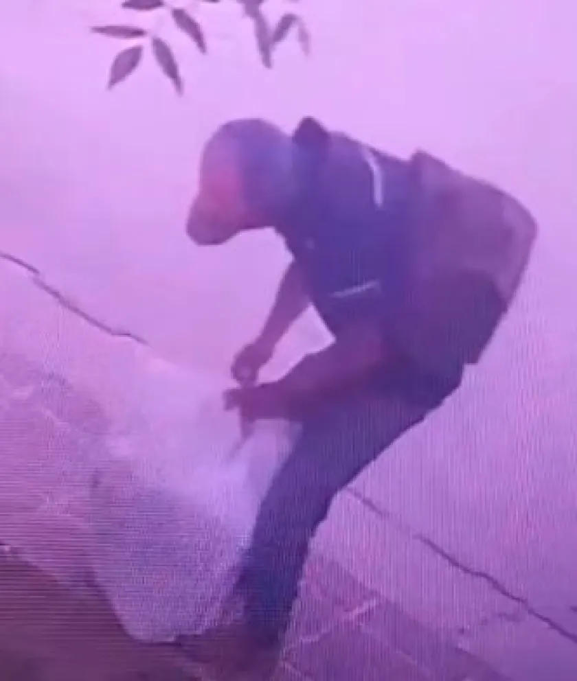 No se ha logrado identificar al sujeto, que llevaba una gorra. Foto: gentileza.