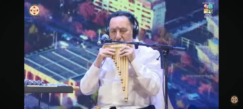 De Cipolletti al mundo. Jorge Benega representó a la música andina en el gran Festival Mundial de Cultura, que se realiza en la India. Foto: gentileza Víctor Villegas.