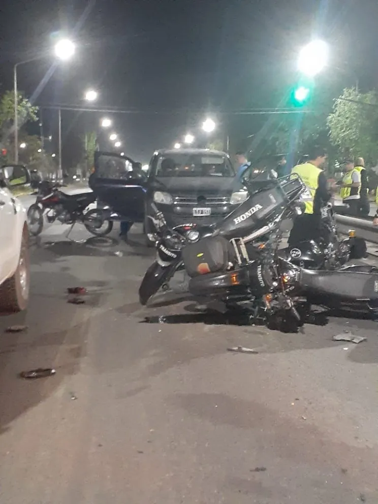Un hombre se llevó puesto a toda velocidad las motos de tránsito que estaban para frenar el tránsito en el lugar. Foto gentileza.