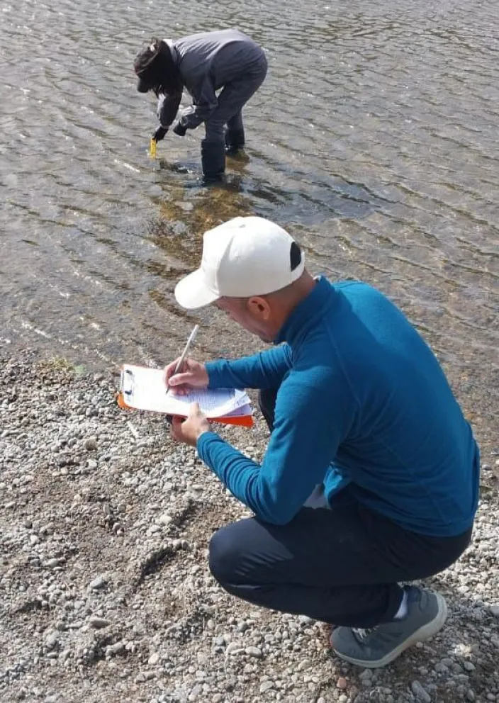 Se controla tanto el PH del agua como la temperatura, entre otros factores. Foto: Municipalidad de Neuquén.