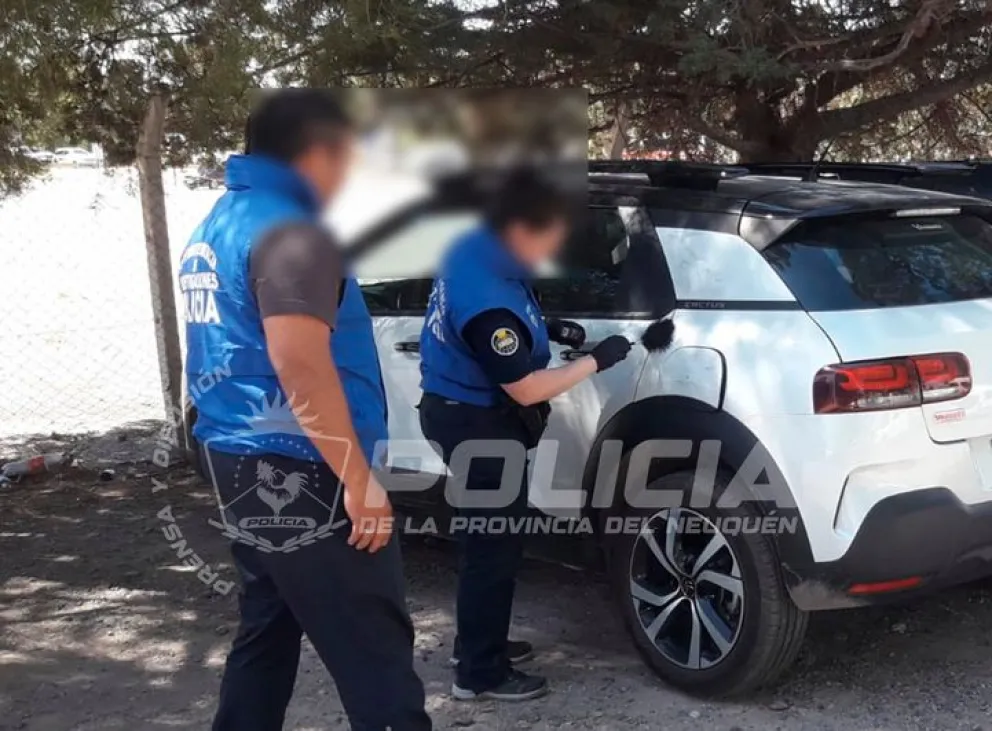 La policía realizó diversas pericias, buscando huellas y otros elementos que puedan descifrar el enigma. Foto: Policía de Neuquén.