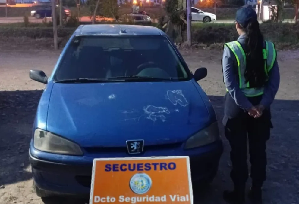 El vehículo fue retenido en el puesto de Seguridad Vial, ubicado cerca de Puente 83, sobre la ruta provincial 65. Foto: Policía de Río Negro.