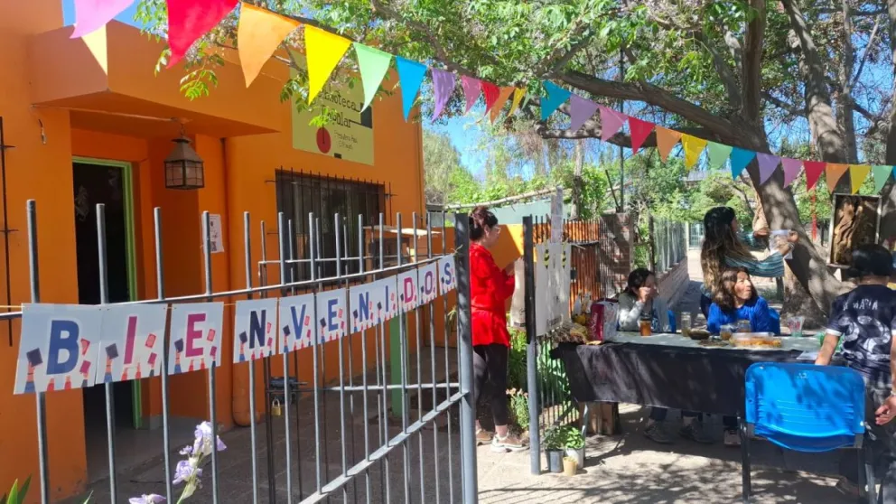 Se realizó en la biblioteca Raúl Entraigas el espacio "Biblio Fem". un lugar donde las mujeres emprendedoras del barrio Ferri pudieron exponer y vender sus productos. Foto Daniela Luján.