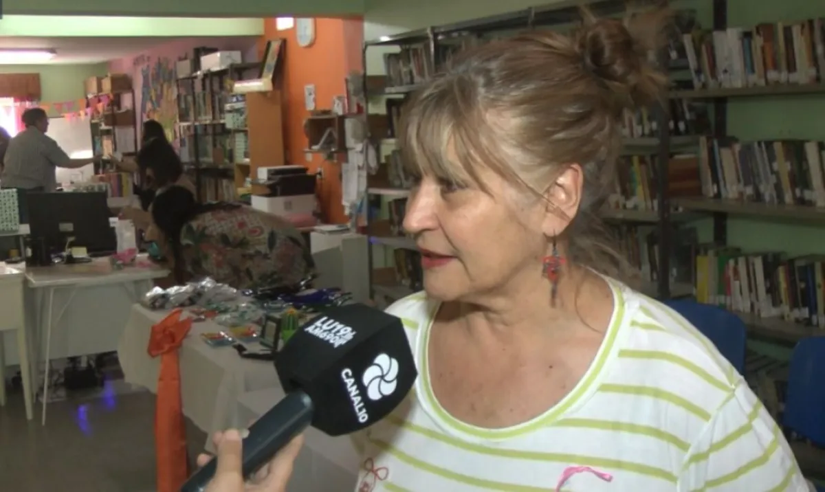 Silvia Dussi tesorera biblioteca presb&iacute;tero Ra&uacute;l Entraigas de Ferri.