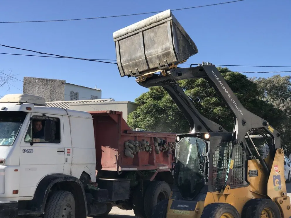 El programa Cipo Limpia está recorriendo el barrio Mercantiles. Foto: Prensa Municipalidad de Cipolletti.