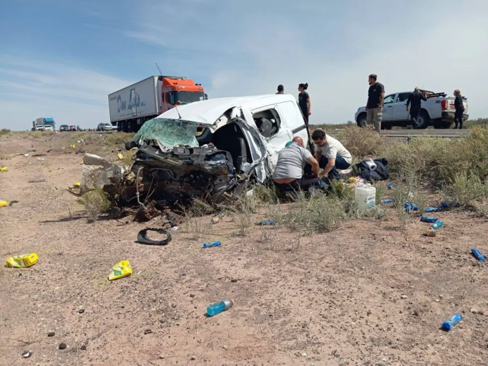 Las primeras imágenes difundidas muestran el importante daño sufrido por la camioneta, que quedó prácticamente destruida tras el impacto. Foto Radio Génesis