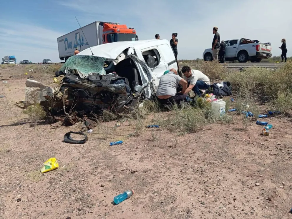 El conductor de la Kangoo fue trasladado en "código rojo" al Hospital Moguillansky, de Cipolletti. Foto: Radio Génesis de 25 mayo.
