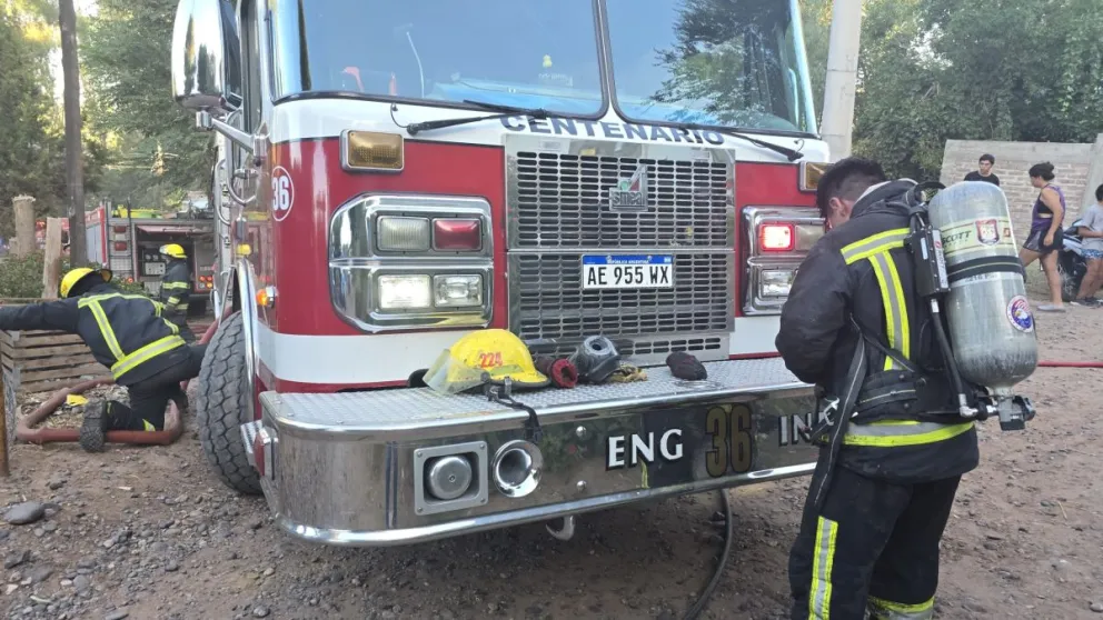 Poco pudieron hacer los bomberos de Centenario ante la magnitud del foco: las llamas se propagaron rápidamente y destruyeron el lugar en minutos. Foto: archivo.