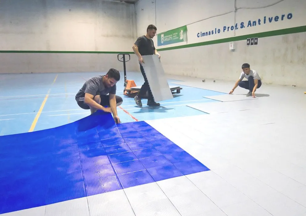 El nuevo piso está homologado por la FeVa (Federación del Voleibol Argentino), y desarrollado para utilizarse en varias disciplinas. Foto Municipalidad de Cipolletti